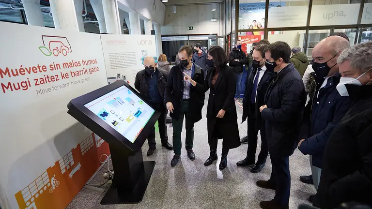 El rector de la UPNA, Ramón Gonzalo, y el consejero del Gobierno de Navarra, Mikel Irujo, participan en la visita guiada a la microrred eléctrica para carga rápida e inteligente de autobuses urbanos eléctricos desarrollada por investigadores del Instituto de Smart Cities de la UPNA. IÑIGO ALZUGARAY