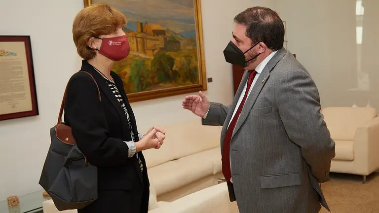 El presidente del Parlamento de Navarra, Unai Hualde, recibe a la nueva rectora de la Universidad de Navarra, María Iraburu. IÑIGO ALZUGARAY