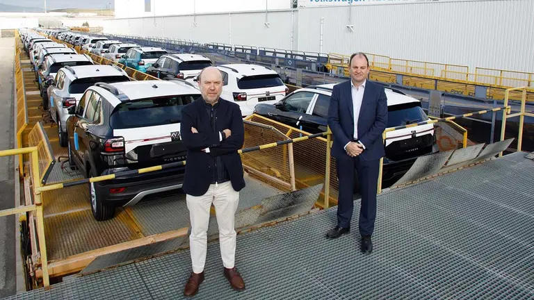 Pablo Mendivil Landa, gerente de Programación y Control de la Producción/Distribución de Volkswagen Navarra, y Alfonso Eslava Recalde, director de Logística de Volkswagen Navarra. VOLKSWAGEN NAVARRA