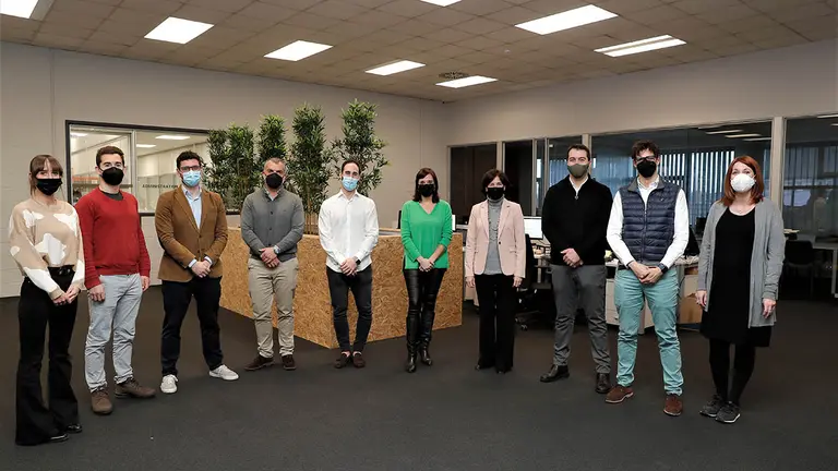 De izquierda a derecha Saray Arcaya (Bantec), Miguel Turullos (Nabrawind)
Ciro Larrañeta (Tetrace) Ramón Pérez (Sertecq) Sergio Huarte (Serniatela)
Marián García (Fundación Vicente Ferrer) Nuria Machicot (Indversis) Eneko Sanz (Nabrawind)
Iñigo Ayerra (IED) Marián Garín (IED). FUNDACIÓN VICENTE FERRER