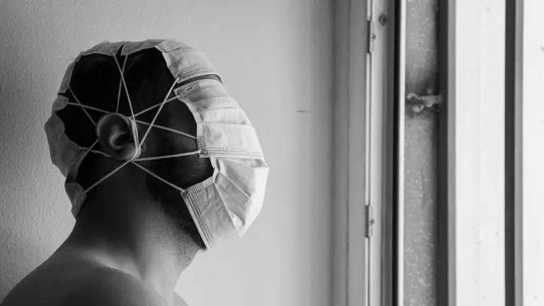 Un hombre con mascarillas colocadas alrededor de la cabeza. ARCHIVO