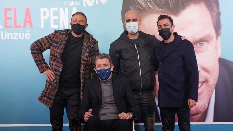 GRAFCAT1867. BARCELONA, 25/01/2022.- El exjugador y exentrenador de fútbol Juan Carlos Unzué, junto al seleccionador de España, Luis Enrique Martínez (i), y los entrenadores del Manchester City, Pep Guardiola (2d), y del FC Barcelona, Xavi Hernández (d), durante la presentación este martes en Barcelona del reportaje " Vivir valELA pena", un audiovisual que protagoniza Unzué, enfermo de ELA, y que pretende mostrar la realidad de la ELA y las perspectivas de los enfermos para afrontar la vida. EFE/Alejandro García
