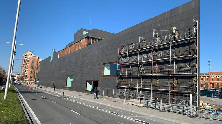 Obras en el edificio de Baluarte junto a la avenida del Ejército en Pamplona. Navarra.com