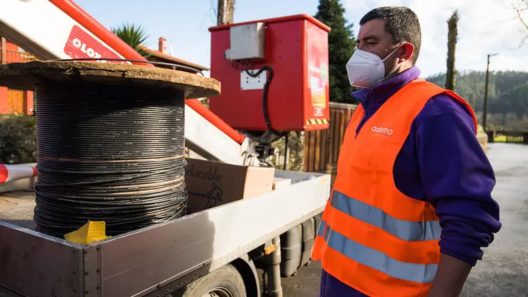 Imagen de un operario durante el despliegue de fibra óptica. ADAMO