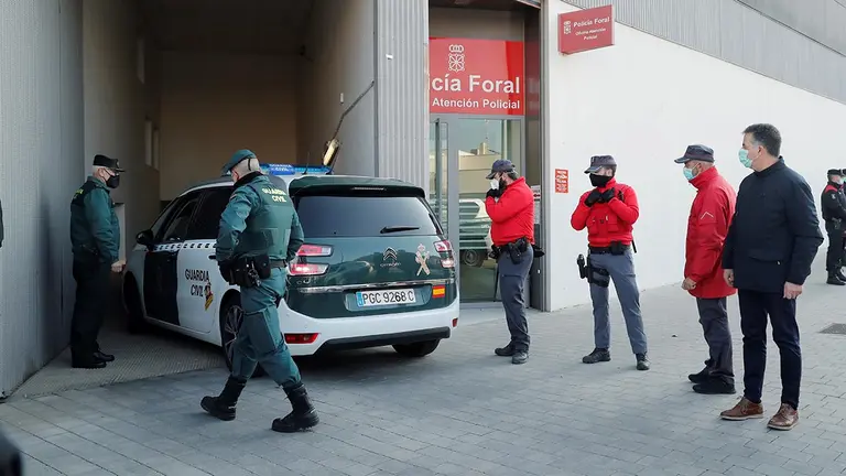 Agentes de la Guardia Civil y de la Policía Foral Navarra custodian el vehículo policial en el que se ha trasladado  a Tudela el hombre detenido en Francia por el asesinato de su esposa, Sara Pina Yeregui. EFE/Villar López