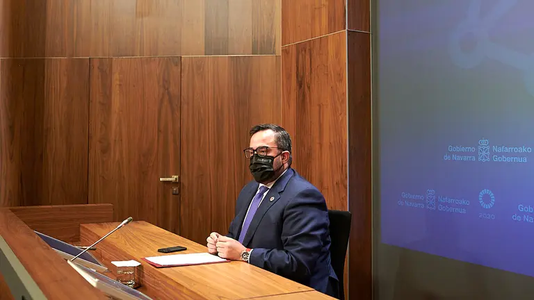 El vicepresidente del Gobierno, Javier Remírez y Santos Indurain, consejera de Salud, comparecen en rueda de prensa después de la tracidional sesión de Gobierno. PABLO LASAOSA