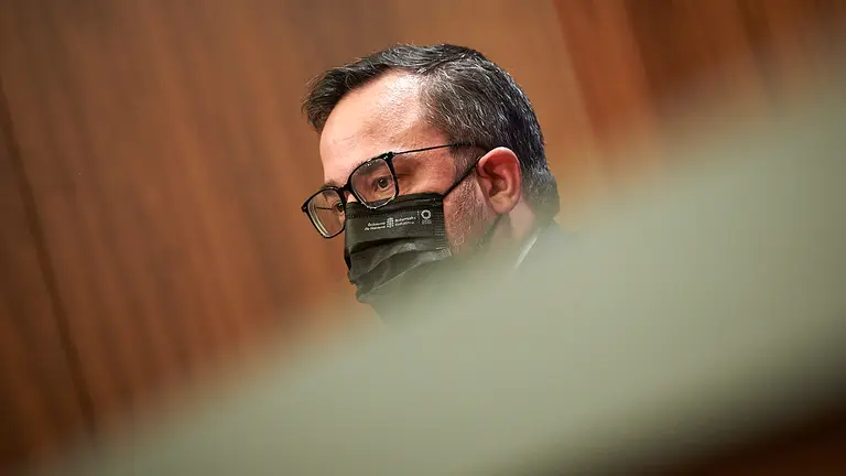 El vicepresidente del Gobierno, Javier Remírez y Santos Indurain, consejera de Salud, comparecen en rueda de prensa después de la tracidional sesión de Gobierno. PABLO LASAOSA