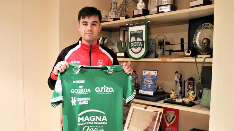 Toni Escribano sostiene la camiseta del Xota después de su renovación. por el club de Irurtzun. @CDXOTA.