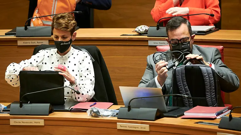 María Chivite, presidenta del Gobierno de Navarra junto a Javier Remírez, Vicepresidente, en sus asientos del Parlamento. PABLO LASAOSA