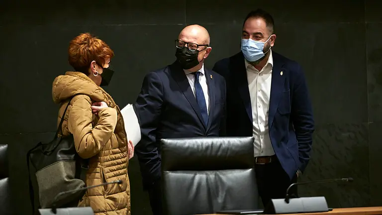 Bakartxo Ruiz, de Eh Bildu junto al consejero de Educación, Carlos Gimeno y el parlamentario socialista Ramón Alzórriz. PABLO LASAOSA