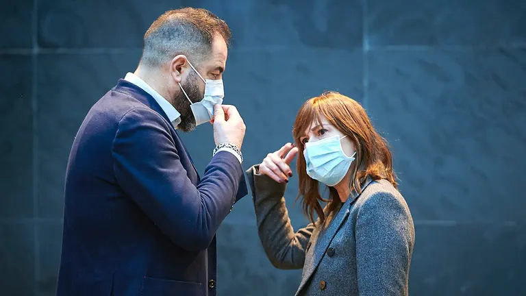 Ramón Alzórriz, del PSN, junto a Uxue Barkos, de Geroa Bai minutos antes del comienzo del pleno. PABLO LASAOSA