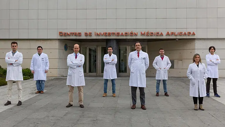 Los Doctores Fernando Lecanda Y Rafael Martínez-Monge, En El Centro, Con Los Profesionales Del Cima Que Han Participado En Una Investigación Que Previene En Ratones La Reaparición Del Cáncer De Mama Más Agresivo. - CIM