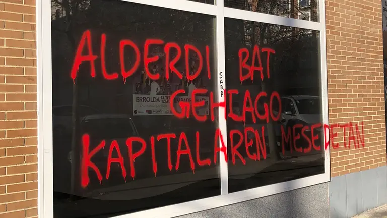 La sede de Podemos en Pamplona amanece con pintadas 'anticapitalistas'. PODEMOS NAVARRA