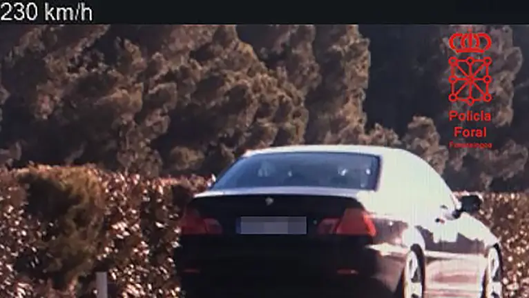 Coche interceptado en la Autopista de Navarra y que circulaba a 230 kil&oacute;metros por hora. POLIC&Iacute;A FORAL
