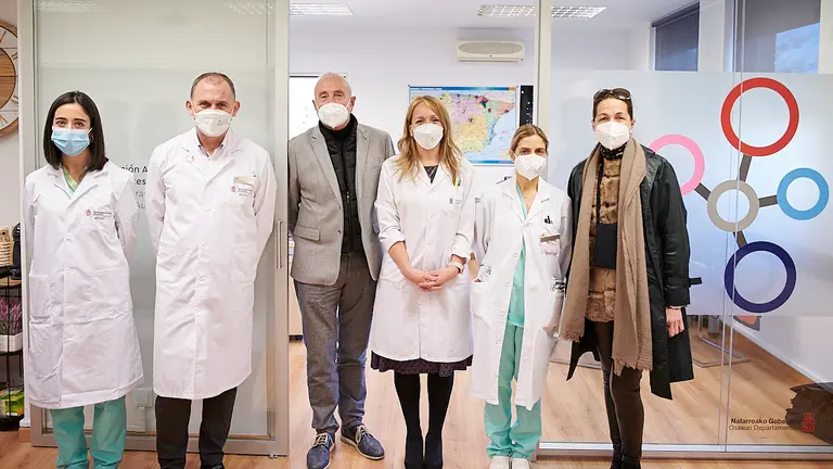 El director general de Salud, Carlos Artundo, y el coordinador autonómico de Trasplantes de Navarra, José Roldán, presentan la nueva oficina de Coordinación de Trasplantes de Navarra, que estará ubicada en el Hospital Universitario de Navarra. PABLO LASAOSA