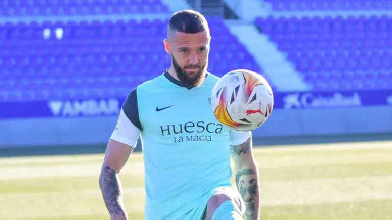 El valenciano David Timor con la camiseta del club oscense. @SDHuesca