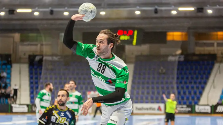 Adrián Ortiz en una jugada de ataque del Anaitasuna. Cedida.