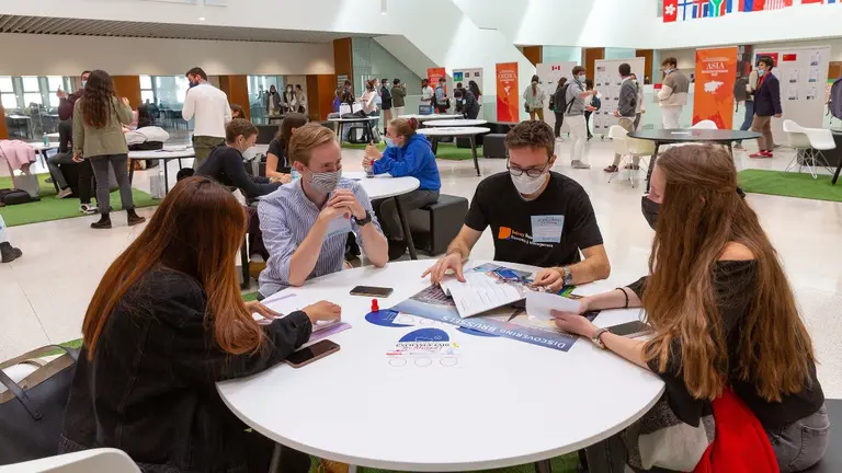 Alumnos en la facultad de Económicas de la Universidad de Navarra. UNAV