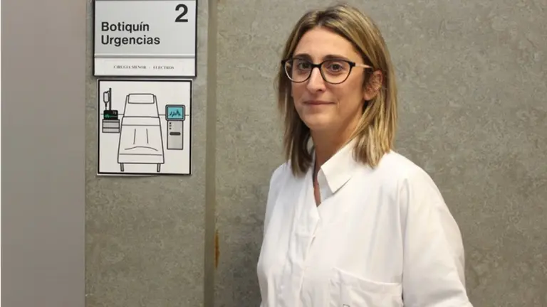 La enfermera Gloria Gorria delante del botiquín de urgencias, una de las salas identificadas con pictogramas en el centro de salud de Milagrosa. ENFERMERIANAVARRA.COM