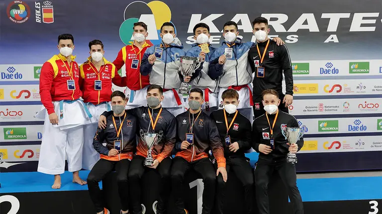 España ha conseguido un total de once medallas (dos oros, cinco platas y cuatro bronces) en la Karate 1 Series A celebrada en Pamplona, una competición internacional que ha permitido a los deportistas de las disciplinas de Kata y Kumite mejorar sus posiciones en el ranking mundial. En la imagen podio final de los equipos masculino de katas en el que Kuwait se ha impuesto al equipo español formado por Sergio Galán, Alejandro Manzana y Raúl Martín. EFE/Villar López.