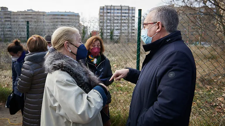 Ccto de colocación de una placa conmemorativa en el paseo Fernando Redón Huici con la asistencia del alcalde de Pamplona, Enrique Maya, acompañado por María Castiella, viuda del arquitecto, junto con miembros de la Corporación municipal. PABLO LASAOSA