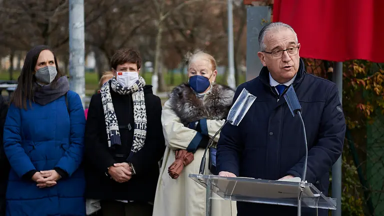 Ccto de colocación de una placa conmemorativa en el paseo Fernando Redón Huici con la asistencia del alcalde de Pamplona, Enrique Maya, acompañado por María Castiella, viuda del arquitecto, junto con miembros de la Corporación municipal. PABLO LASAOSA