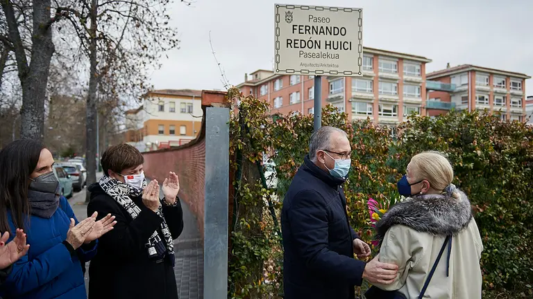 Ccto de colocación de una placa conmemorativa en el paseo Fernando Redón Huici con la asistencia del alcalde de Pamplona, Enrique Maya, acompañado por María Castiella, viuda del arquitecto, junto con miembros de la Corporación municipal. PABLO LASAOSA