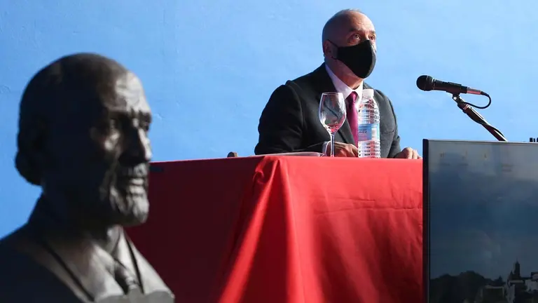 Un momento de la intervención del consejero Cigudosa, junto a un busto de Ramón y Cajal. GOBIERNO DE NAVARRA
