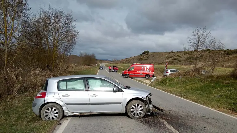 Accidente de tráfico por salida de vía en Larraga. BOMBEROS DE NAVARRA