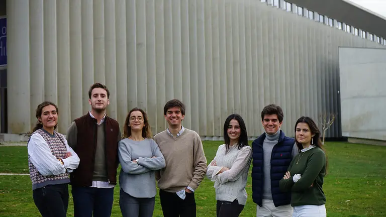 Los alumnos que han puesto en marcha el congreso Jimena Moro, Francisco Javier Ródenas, Consuelo Ródenas, Javier Viana, Margarita Echávarri, Ignacio Viana e Inés Gentile. UNAV