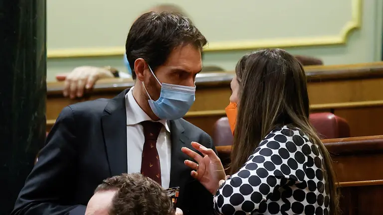 El diputado de Unión del Pueblo Navarro Sergio Sayas (i) asiste al pleno del Congreso de los Diputados que debate y vota este jueves la convalidación de la reforma laboral pactada entre Gobierno y agentes sociales y aprobada por decreto ley. EFE/ Juan Carlos Hidalgo