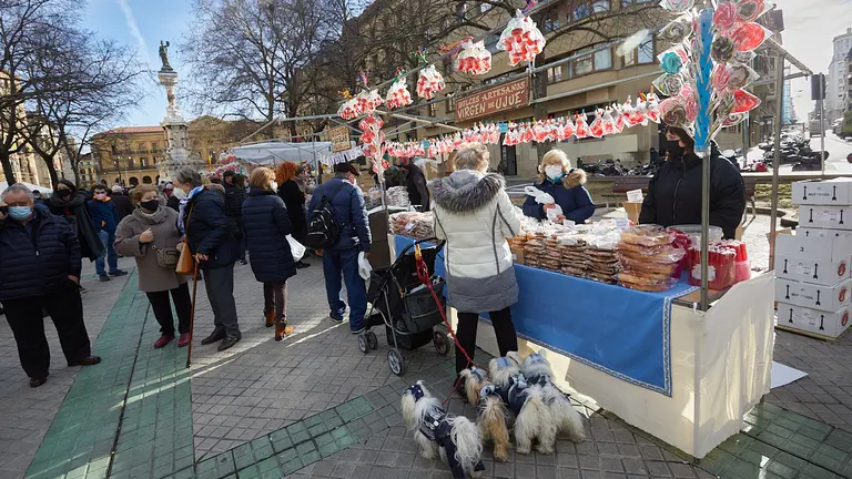 Celebración de la festividad de San Blas con la tradicional procesión y posterior misa en la iglesia de San Nicolás de Pamplona y la bendición de los puestos, este año situados en el Paseo de Sarasate debido a las medidas de seguridad por la pandemia del Covid. IÑIGO ALZUGARAY