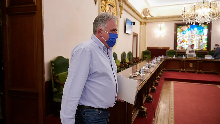Joseba Asirón accede al salón de plenos del Ayuntamiento. PABLO LASAOSA