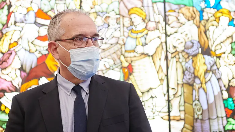 Enrique Maya en el salón de plenos del Ayuntamiento. PABLO LASAOSA