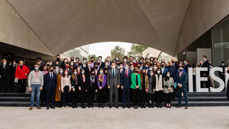El rey Felipe VI con estudiantes del máster in Management, el director general del IESE, Franz Heukamp, y  la rectora de la Universidad de Navarra, María Iraburu. UNAV