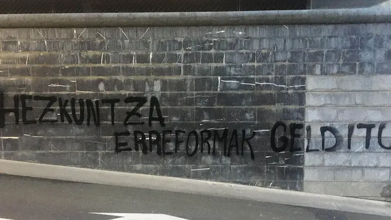 Imagen de la pintada aparecida en la fachada del departamento de Educación del Gobierno de Navarra - GOBIERNO DE NAVARRA