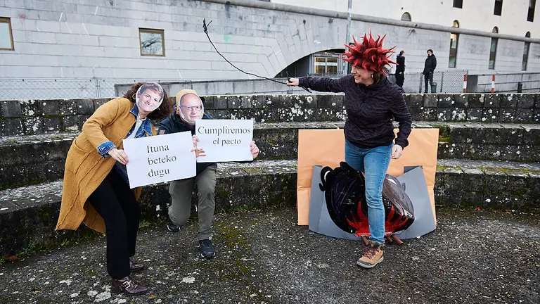 El sindicato Steilas realiza una performance frente al departamento de Educación para criticar las condiciones laborales del profesorado. PABLO LASAOSA