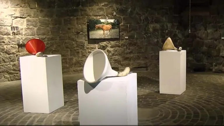 El Horno de la Ciudadela acoge ‘Lo que queda’, una muestra de esculturas satíricamente ingeniadas y fotografías de intervenciones en la naturaleza de Maite Iribarren. AYUNTAMIENTO DE PAMPLONA