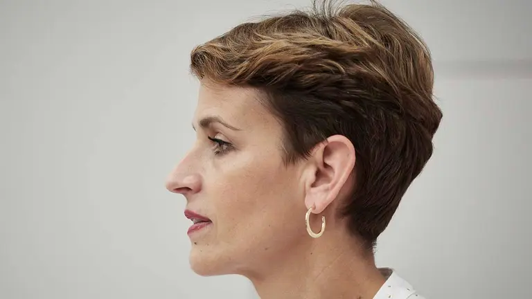 La presidenta de Navarra, María Chivite, en una rueda de prensa después de su reunión con el ministro de Inclusión, Seguridad Social y Migraciones, en el Palacio de Navarra. Eduardo Sanz / Europa Press