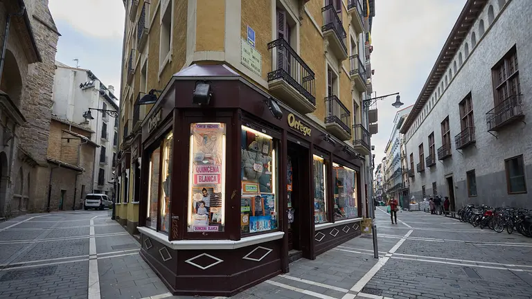 Tienda de textil, hogar, telas y trajes tradicionales Sucesores de Ortega en la calle Mayor 1 de Pamplona. IÑIGO ALZUGARAY