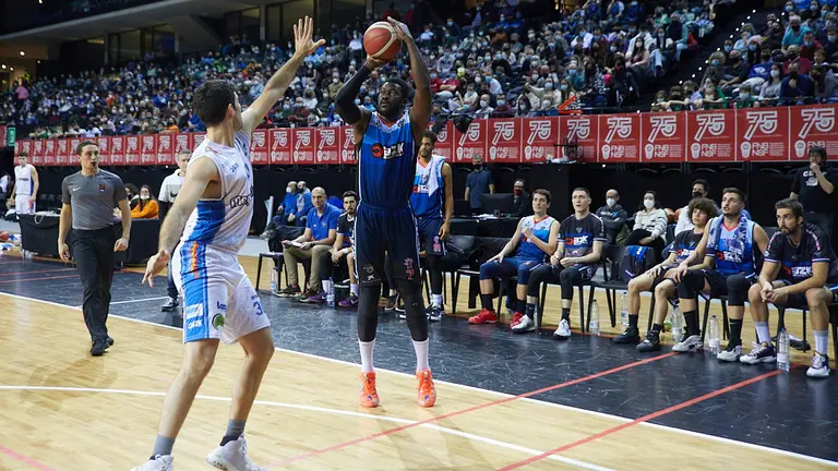 Partido de baloncesto de la Liga  EBA entre el Megacalzado Ardoi  y el Valle de Egüés disputado en el pabellón Navarra Arena. IÑIGO ALZUGARAY