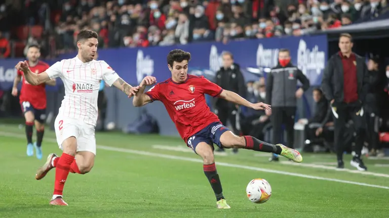 Manu Sánchez en acción ante el Sevilla en el estadio de El Sadar. IÑIGO ALZUGARAY