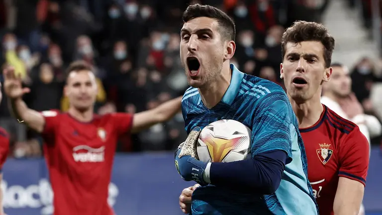 El portero de Osasuna Sergio Herrera (c) celebra tras parar el penalti, durante el partido de Liga en Primera División ante el Sevilla disputado este sábado en el estadio de El Sadar, en Pamplona. EFE/Jesús Diges