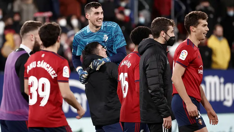 El portero de Osasuna Sergio Herrera (c) es felicitado por sus compañeros, al término del partido de Liga en Primera División ante el Sevilla disputado este sábado en el estadio de El Sadar, en Pamplona. EFE/Jesús Diges