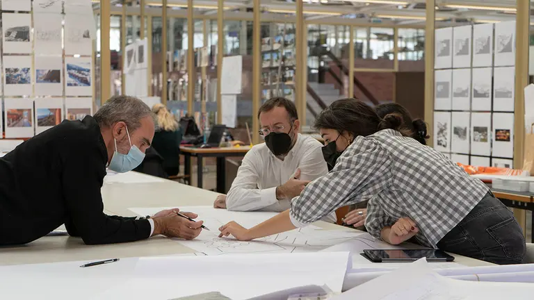 Estudiantes y profesores en uno de los talleres de la escuela de Arquitectura. UNIVERSIDAD DE NAVARRA
