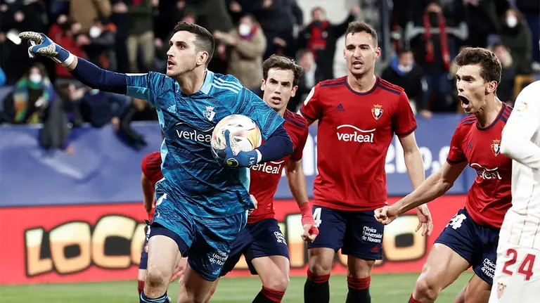 El portero de Osasuna Sergio Herrera (i) celebra tras parar el penalti, durante el partido de Liga en Primera División ante el Sevilla disputado este sábado en el estadio de El Sadar, en Pamplona. EFE/Jesús Diges