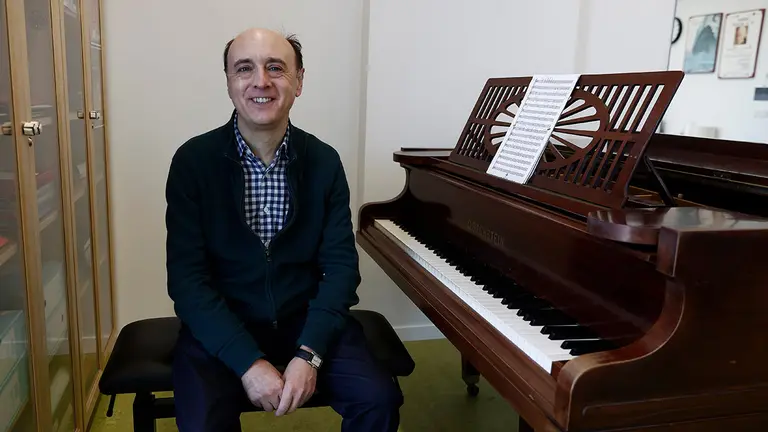 El director de la banda de música La Pamplonesa, J. Vicent Egea, ha cumplido 25 años al frente de una de las instituciones más queridas por la ciudadanía de la capital navarra, un cariño que especialmente en Sanfermines "te llega hasta la médula", ha afirmado en una entrevista con Efe. Egea (Cocentaina -Alicante-, 1961), es director, compositor y docente, y ha desarrollado un intenso trabajo en el mundo de la música desde que llegó a Pamplona con 18 años para recibir clases de su tío, que era catedrático de trompeta del Conservatorio Pablo Sarasate. EFE/Jesús Diges