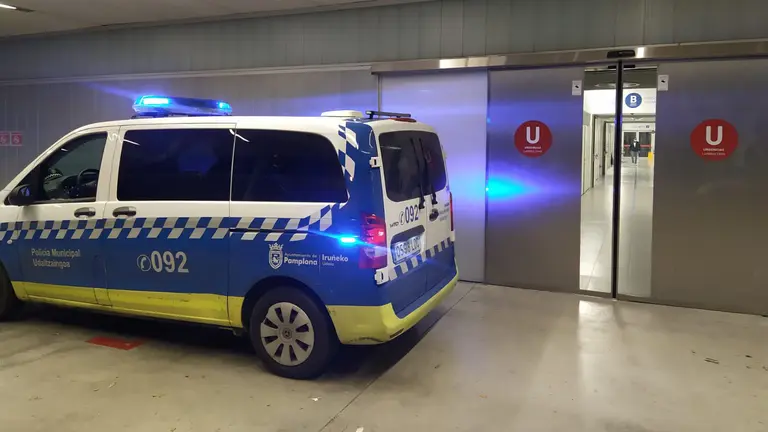 Furgón de la Policía Municipal de Pamplona a las puertas del Hospital Universitario de Navarra. POLICÍA MUNICIPAL DE PAMPLONA