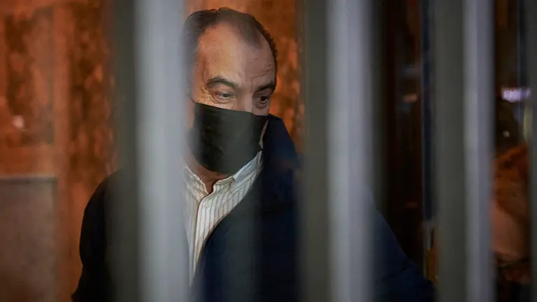 Carlos García Adanero atiende a los medios de comunicación en su llegada al comité de garantías en la sede de UPN. PABLO LASAOSA