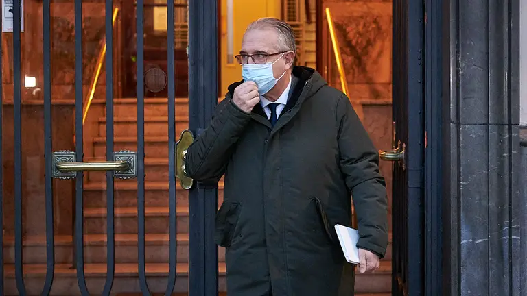 Enrique Maya abandona la sede de UPN minutos antes del comienzo del comité de garantía. PABLO LASAOSA